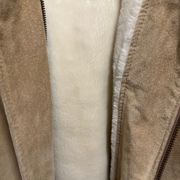 Very heavy and warm Genuine leather women coat /jacket . Looks like new - Picture 9 of 12